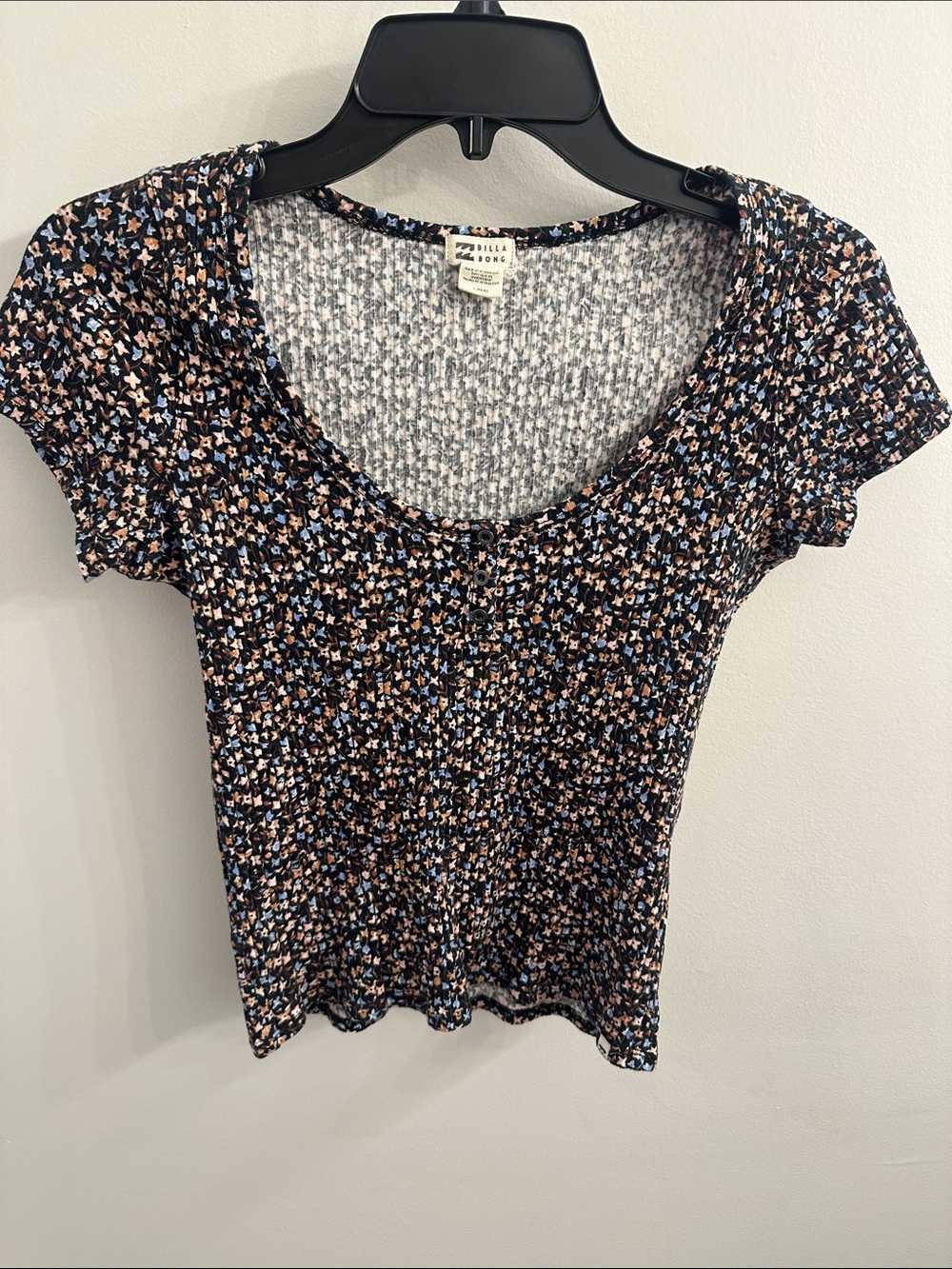 Billabong Black Floral Scoop Neck Tee with Blue & Tan Accents SZ L